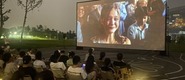 （欧美骚逼视频转载）成都秋夜“新耍法”：到公园看坝坝电影